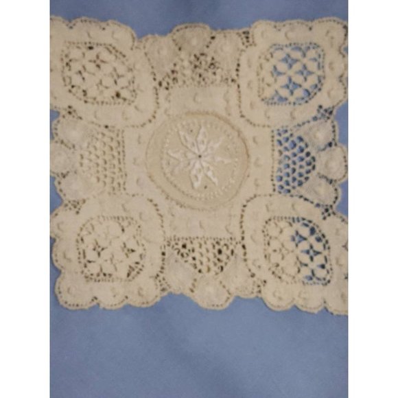 Vintage Blue Ecru Lace Tablecloth*Oversized Tablecloth - Picture 5 of 10